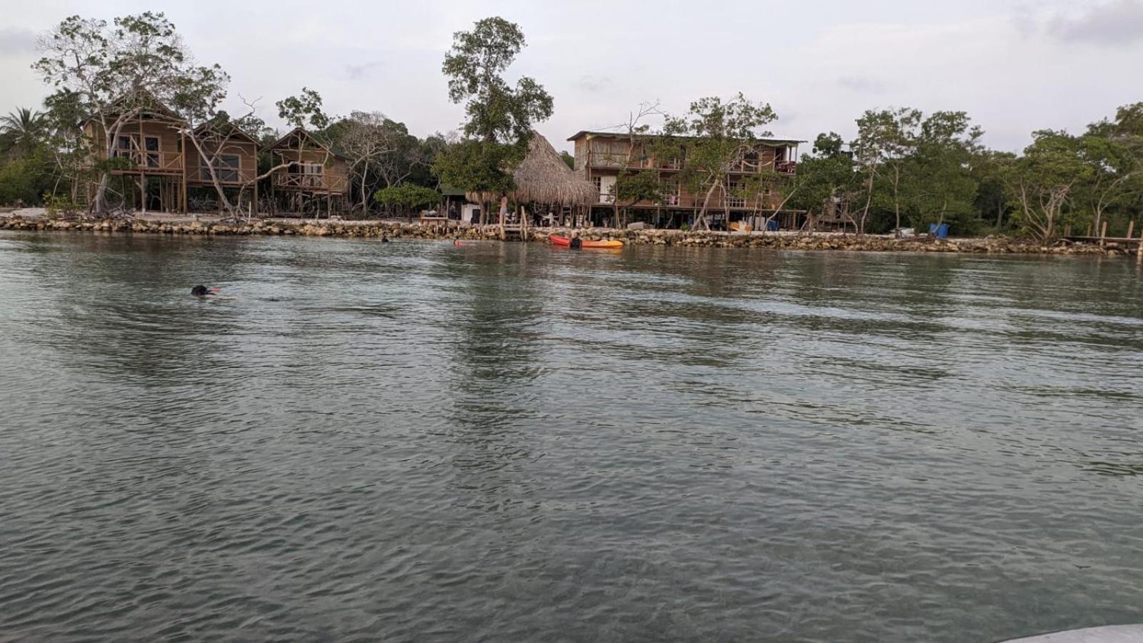 Hostel Villa Luz Beach Tintipan Island Bagian luar foto